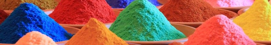 繽紛顏料粉末堆疊，展現藝術創作的多彩靈感